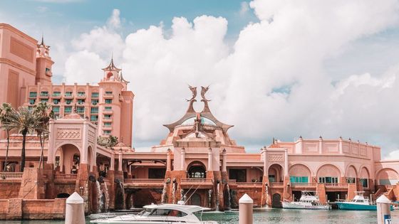 Beautiful architecture of Atlantis Paradise Island with luxury yachts in Nassau, Bahamas.